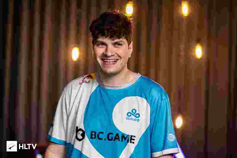 镜报：安菲尔德球迷因现场警报响起被暂时疏散，现已重新进场