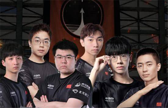 詹姆斯关键时刻稳住全队