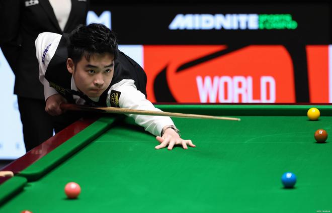 斯洛特执教利物浦遭遇挑战，进攻防守问题突出，萨拉赫争议，压力倍增。